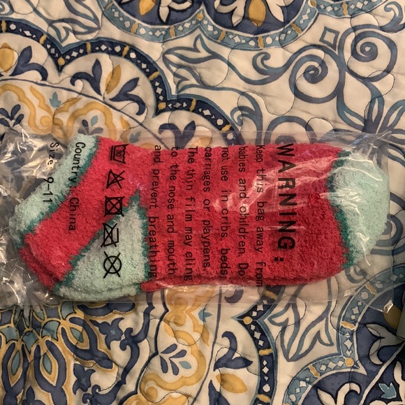 BNIB Mint bliss energizing lotion for feet and legs & a pair of soft fuzzy socks - Picture 5 of 6